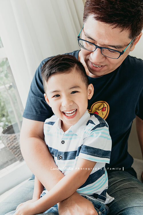雅淑媽麻一家來拍家庭攝影，這張是爸拔和帥氣的哥哥！