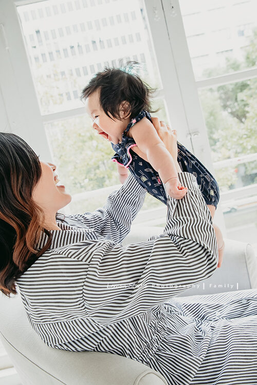 雅淑媽麻一家來拍寶寶攝影，這張媽麻和寶寶玩得很開心，寶寶好開心媽麻抱她飛高高！