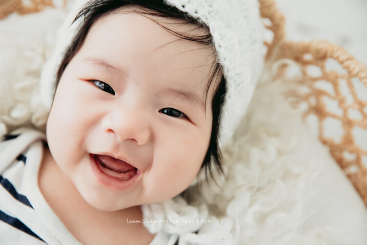 雅淑媽麻一家來拍寶寶攝影，這張是寶寶的臉部特寫！