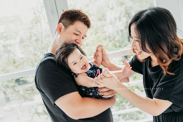 雅淑媽麻一家來拍家庭攝影，這張是爸拔媽麻和寶寶玩得很開心的一瞬間！