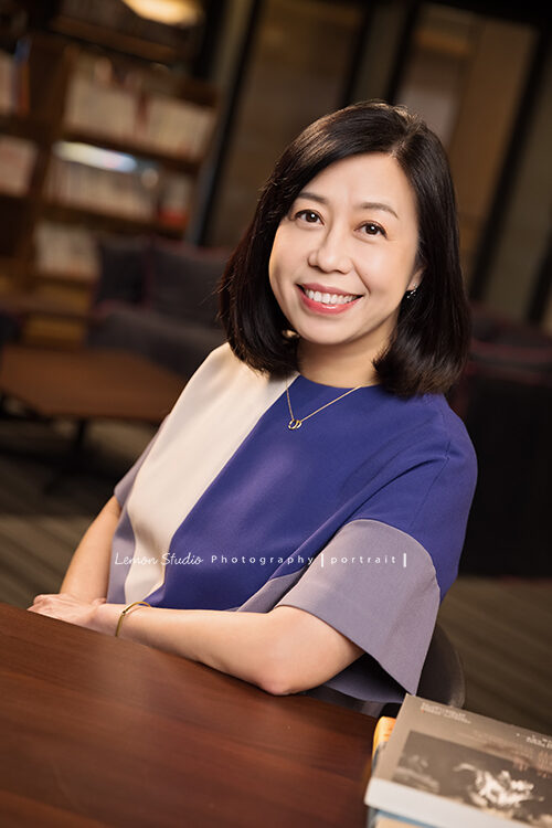 敏敏老師來拍專業形象照，這張敏敏老師在有場景的地方拍照，很有書卷氣的一張形象照！
