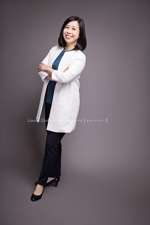 敏敏老師來拍專業形象照，這張敏敏老師穿上白色外套有另一種專業感！