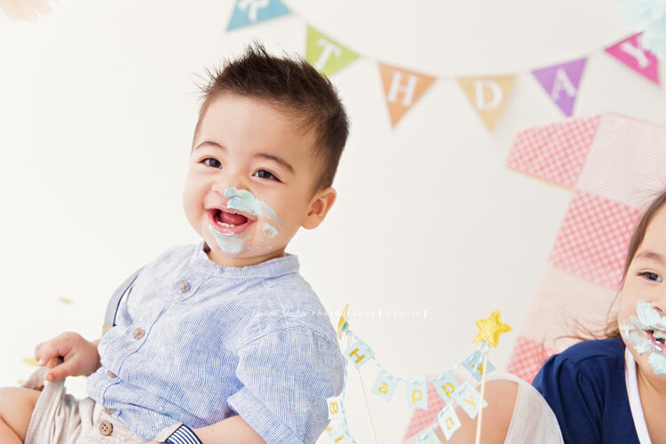 Emil&Jenny一家第二次來拍照，這張是弟弟臉上抹了蛋糕的獨照！