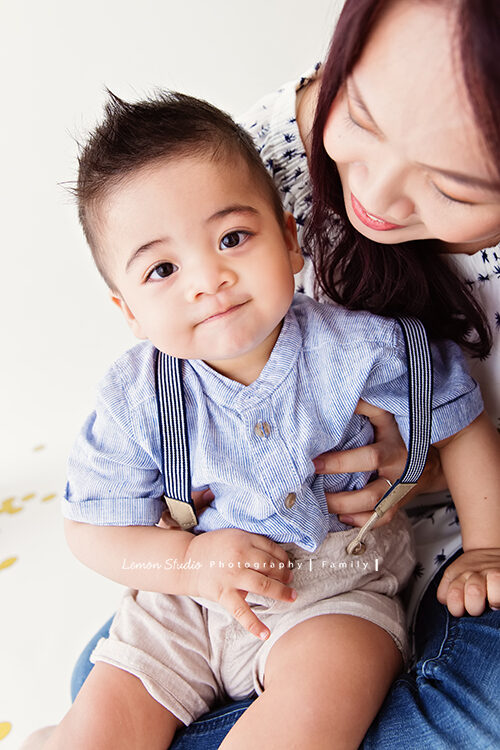 Emil&Jenny一家第二次來拍兒童寫真，這張媽麻抱著可愛的弟弟！