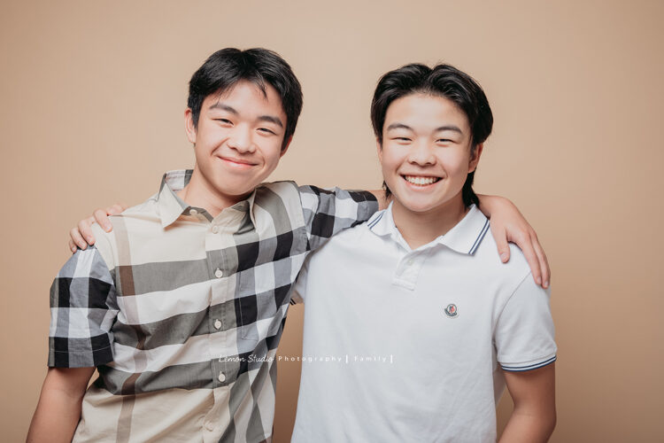 繼正爸拔一家來拍全家福攝影，這張是兩個兒子的合照，兄弟倆溫馨的合照