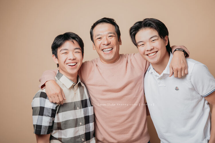 繼正爸拔一家來拍全家福攝影，這張是爸拔與兩個兒子的溫馨合照！