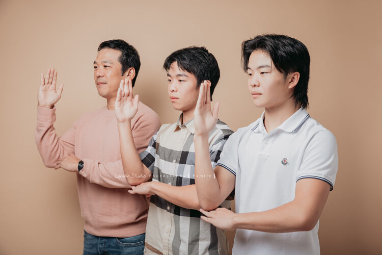 繼正爸拔一家來拍全家福攝影，這張是爸拔和兩個兒子一起擺超人力霸王的手勢！