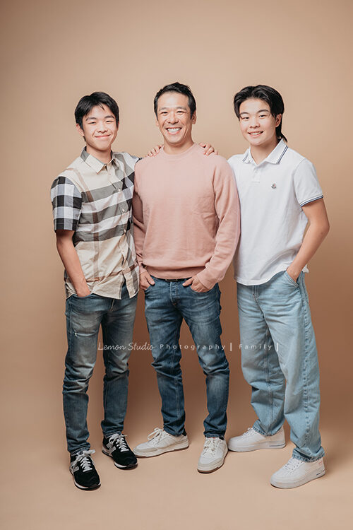 繼正爸拔一家來拍全家福攝影，這張是父子三人的合照！