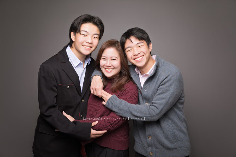 繼正爸拔一家來拍全家福攝影，這張是母子三人的合照！