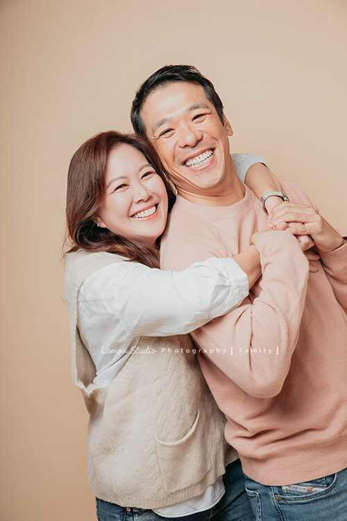 繼正爸拔一家來拍全家福攝影，這張是爸拔媽麻兩人的合照，兩人感情超好的啊！