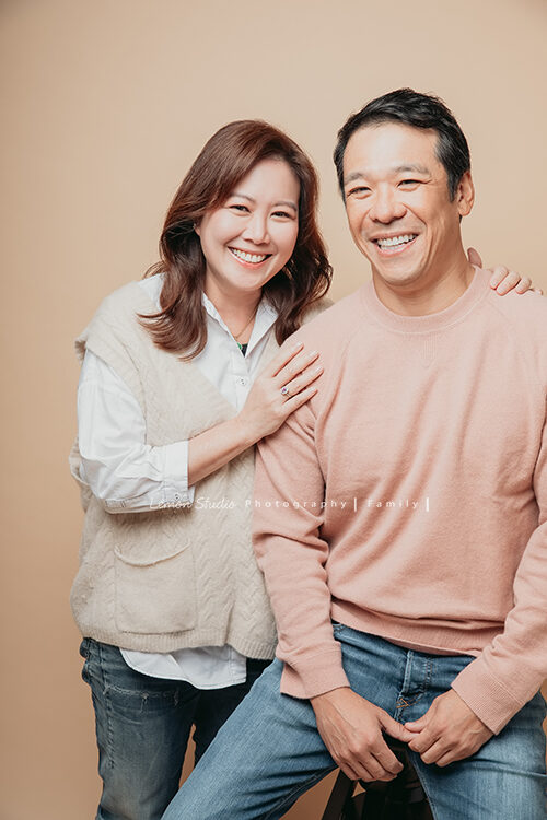 繼正爸拔一家來拍全家福攝影，這張是爸拔媽麻兩人的合照，兩人笑得好開心！
