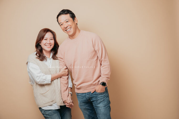 繼正爸拔一家來拍全家福攝影，這張是爸拔媽麻兩人的合照，這張好溫馨！