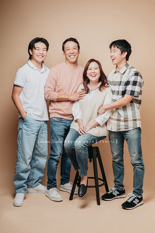 繼正爸拔一家來拍全家福攝影，一家四口好溫馨的合照