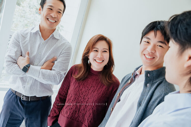 繼正爸拔一家來拍全家福攝影，這張一家人好自然的互動