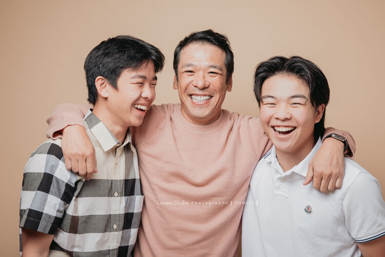 繼正爸拔一家來拍全家福攝影，這張父子三人笑得好開懷！