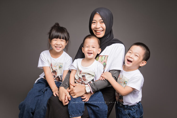 幸渝媽麻一家來拍家庭攝影，這張是三個孩子跟家裡幫手的溫馨合照！