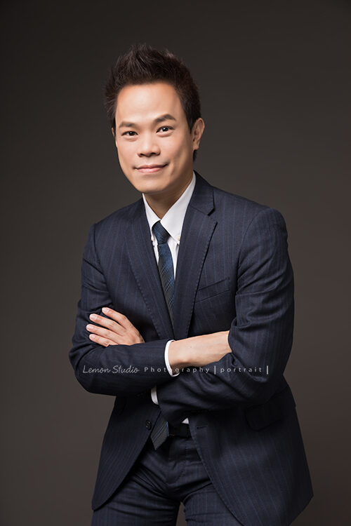 大大學院創辦人＆五百大企業指定頂尖網路名師許景泰來拍形象照，這張景泰手抱著胸拍照