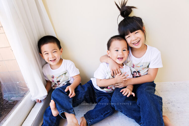 幸渝媽麻一家來拍兒童寫真，這張姐弟三人合照感覺姊姊是個很會照顧人的大姊！