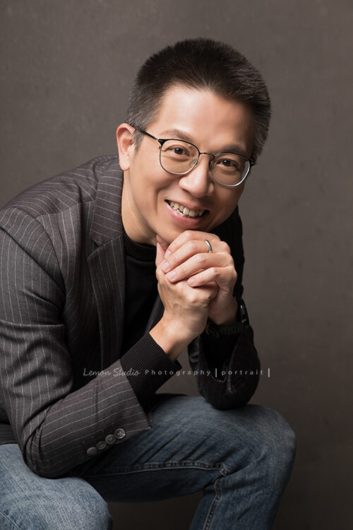 郝哥來拍個人專業形象照，這張郝哥手托著頭看著鏡頭微笑！