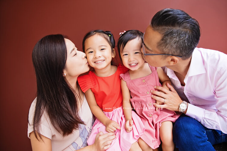 Vivian媽麻一家第四次來拍照了，這張爸拔媽麻親親孩子們！