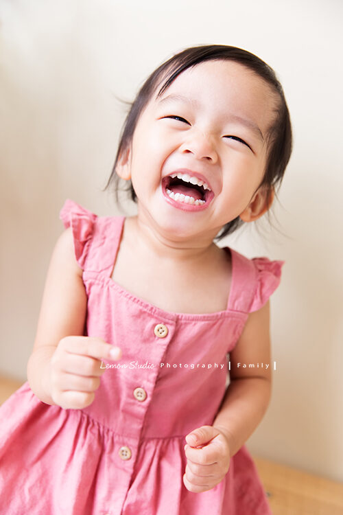 Vivian媽麻一家來拍兒童攝影，這張妹妹獨照笑得超開心的啊！
