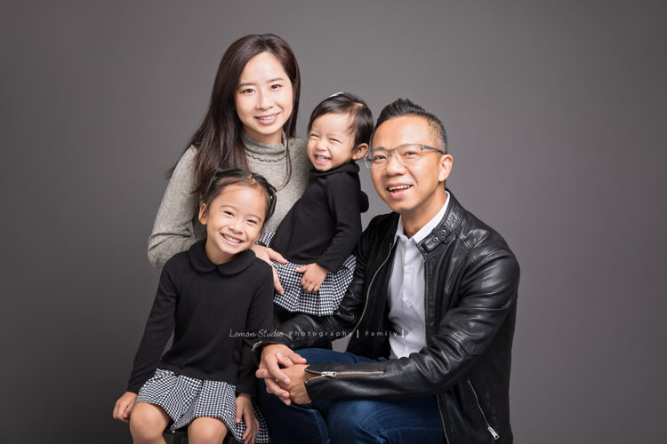 Vivian媽麻一家第四次來拍照了，這張是一家四口帶有時尚感的全家福！