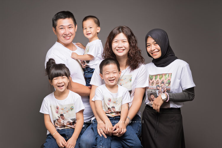 幸渝媽麻一家來拍家庭攝影，這張是全家人跟家裡幫手的溫馨合照！