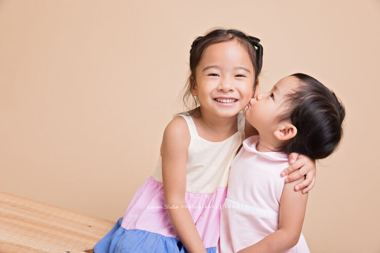 Vivian媽麻一家來拍兒童攝影，這張妹妹親親姐姐！
