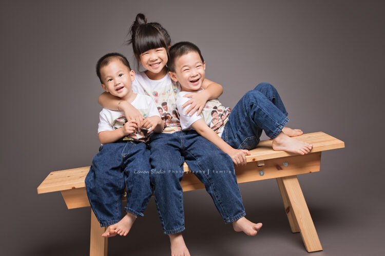幸渝媽麻一家來拍兒童寫真，這張是姐弟三人合照！