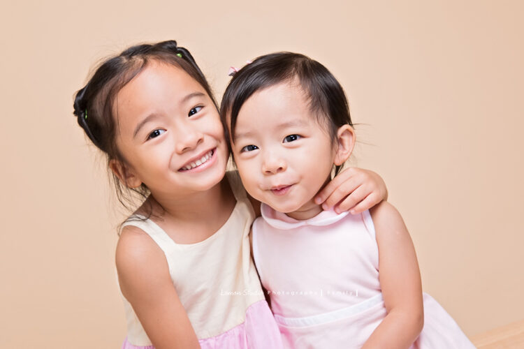 Vivian媽麻一家來拍兒童攝影，姐妹倆的合照，妹妹的表情好逗趣！