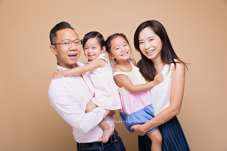 Vivian媽麻一家第四次來拍照了，這張全家福好自然好美！