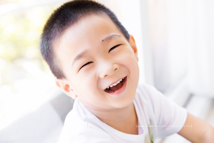 幸渝媽麻一家來拍兒童寫真，這張二哥特寫好可愛！
