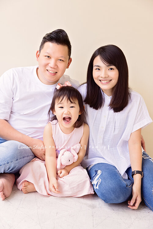 四歲的櫟櫟來拍兒童寫真，這張是一家三口的全家福！櫟櫟的表情太可愛了！