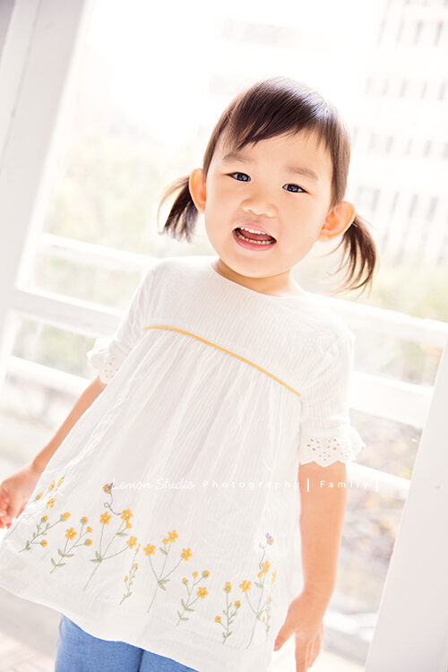 四歲的櫟櫟來拍兒童寫真，這張是櫟櫟在窗邊的獨照！