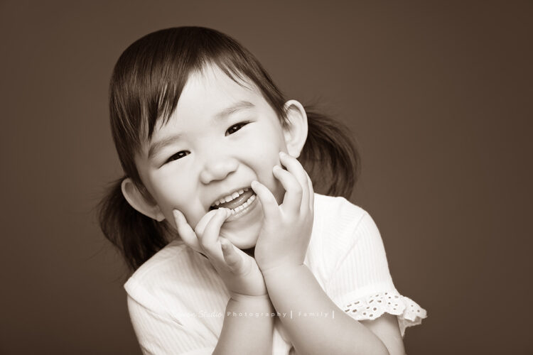 四歲的櫟櫟來拍兒童寫真，這張是櫟櫟的特寫黑白照！