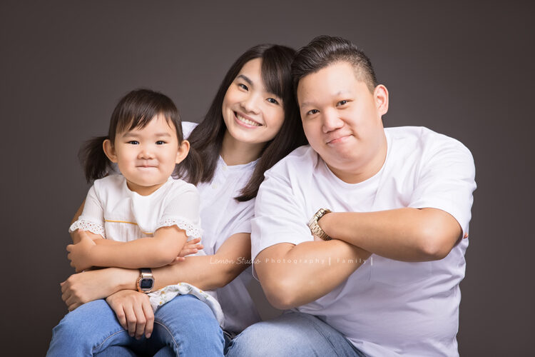 四歲的櫟櫟來拍兒童寫真，這張是櫟櫟的全家福，櫟櫟跟爸拔擺一樣的pose好有趣！