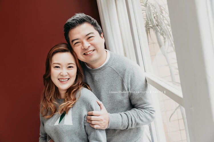 巧梅媽麻一家來拍家庭寫真，這張是爸拔媽麻的合照！