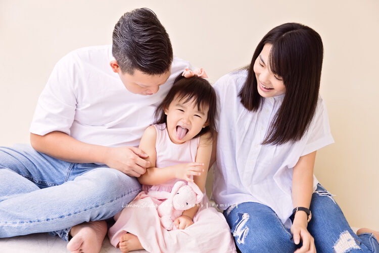 四歲的櫟櫟來拍兒童寫真，這張是櫟櫟跟爸拔媽麻互動的一瞬間，吐舌頭的櫟櫟好可愛！
