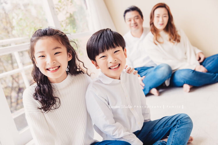 巧梅媽麻一家來拍家庭寫真，這張是姊姊和弟弟笑容好燦爛！
