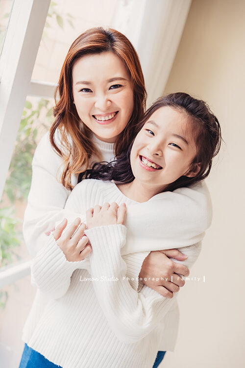 巧梅媽麻一家來拍家庭寫真，這張是媽麻與姊姊的合照，兩人的笑容好燦爛，好美好的一張相片！
