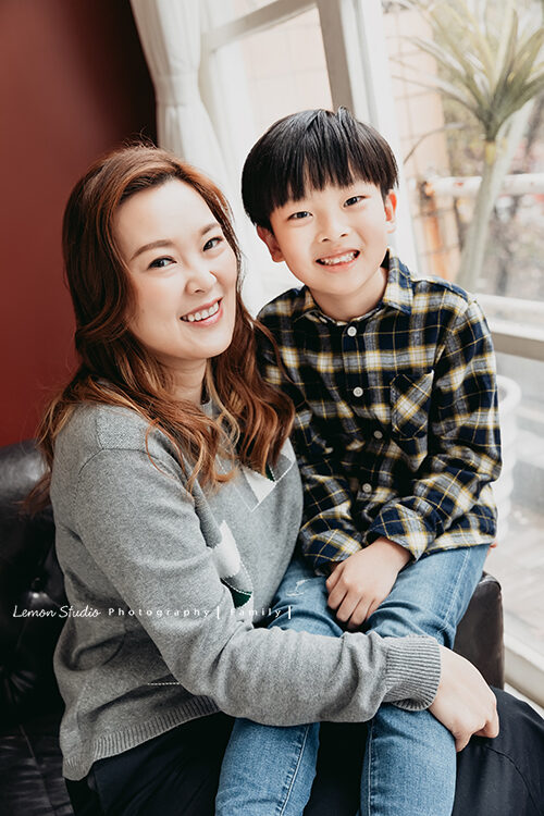 巧梅媽麻一家來拍家庭寫真，這張是媽麻與弟弟的合照！