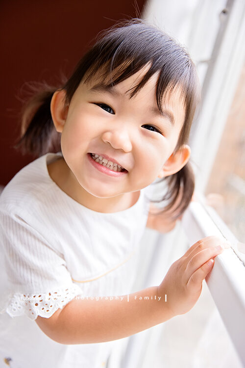 四歲的櫟櫟來拍兒童寫真，這張櫟櫟在窗邊笑得好開心！