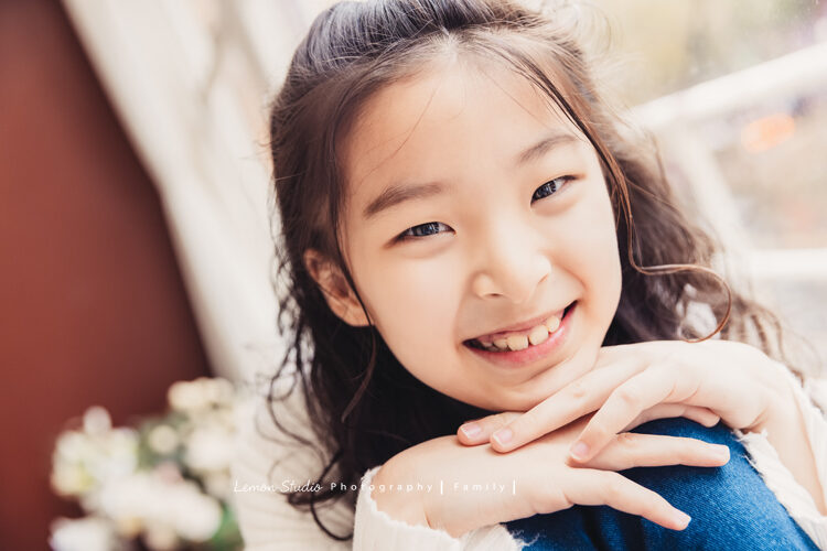 巧梅媽麻一家來拍家庭寫真，這張是姊姊的特寫，小姊姊好漂亮啊！