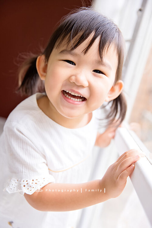 四歲的櫟櫟來拍兒童寫真，這張櫟櫟在窗邊笑得好燦爛！