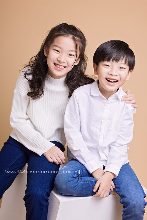 巧梅媽麻一家來拍家庭寫真，這張是姐弟倆的合照！
