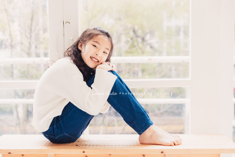 巧梅媽麻一家來拍家庭寫真，這張是姊姊在窗邊的獨照