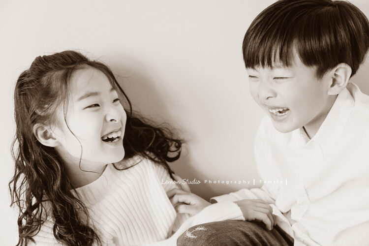 巧梅媽麻一家來拍家庭寫真，這張是姐弟倆自然的互動很美好！