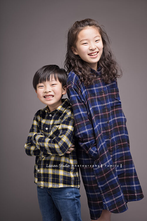 巧梅媽麻一家來拍家庭寫真，這張是姐弟倆的合照！