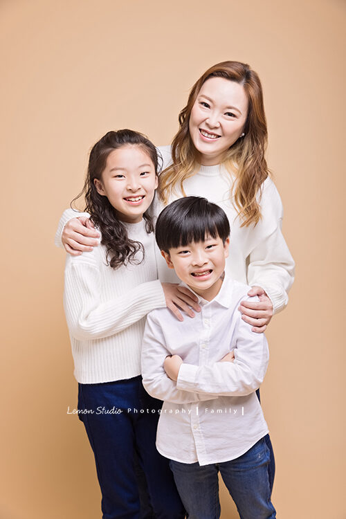 巧梅媽麻一家來拍家庭寫真，這張是媽麻與姐弟倆的合照！