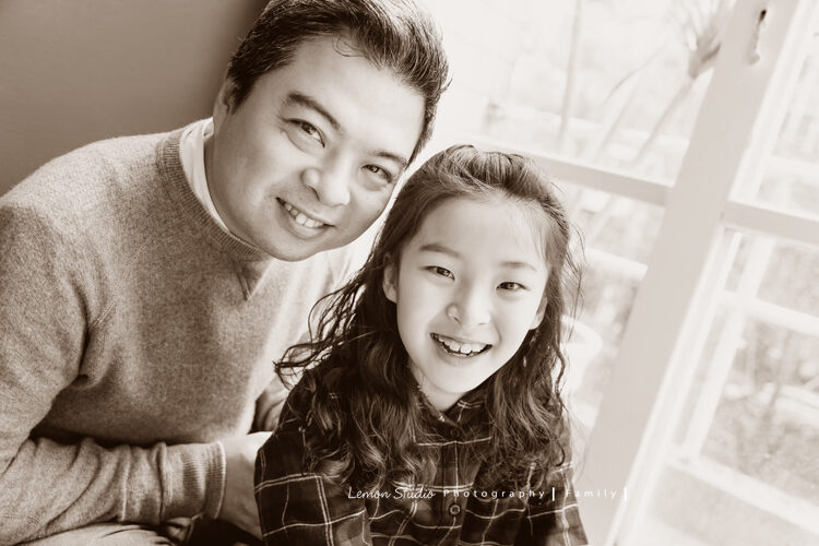 巧梅媽麻一家來拍家庭寫真，這張是爸拔與姊姊的合照！
